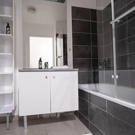 T2 Avec Parking Et Balcon Pres Du Metro Et Du Parc Des Expositions *